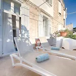 Villa Riva, Vis