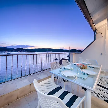 Riva, Villa Vis