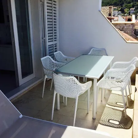 Riva, Villa Vis