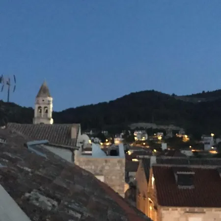 Villa Riva, Vis