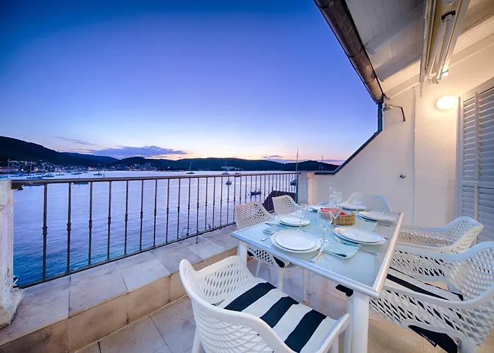 Riva, Willa Vis